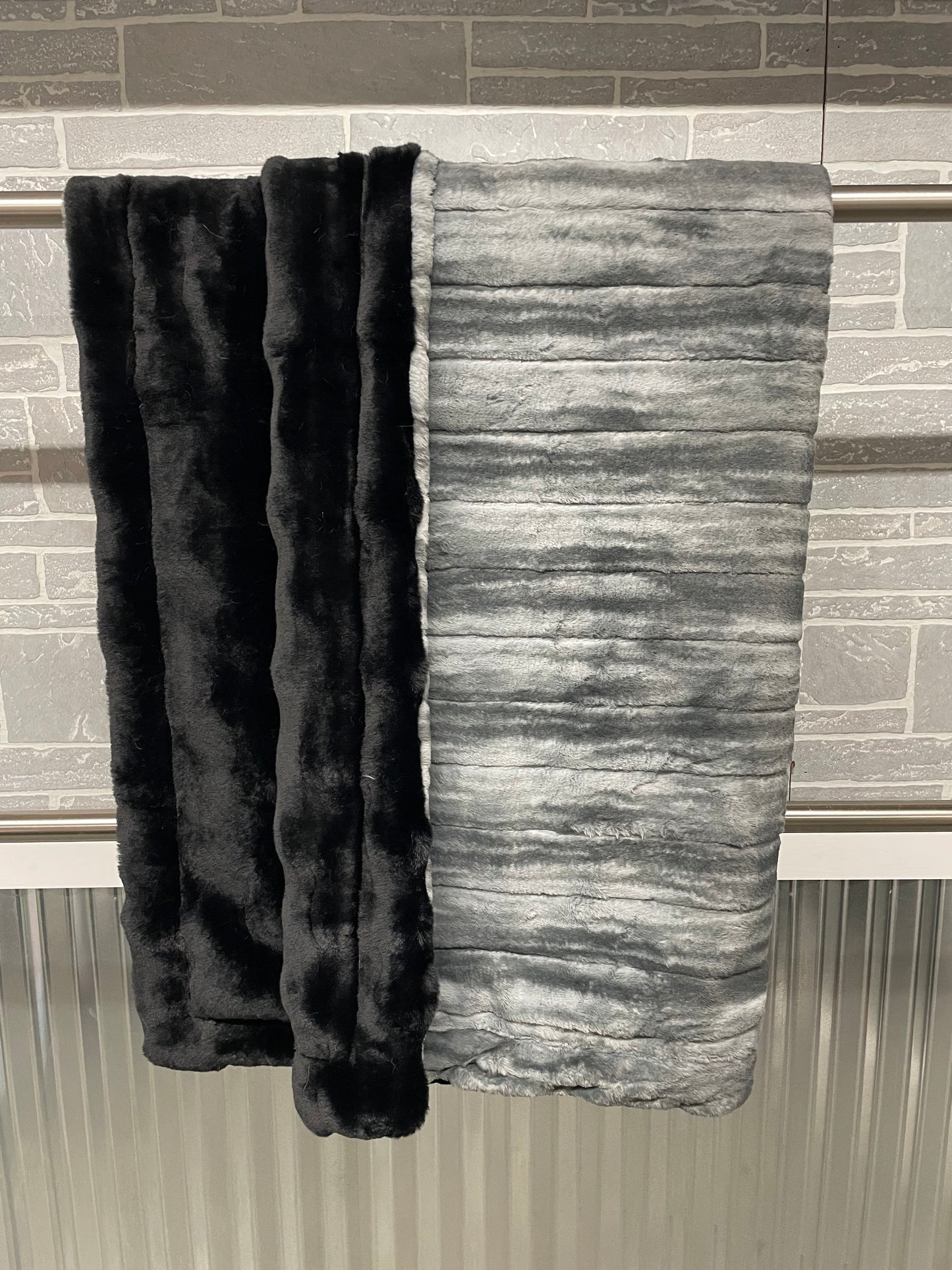 Oversized Adult Throw Alloy Sydney Wave/ Black Roam backing